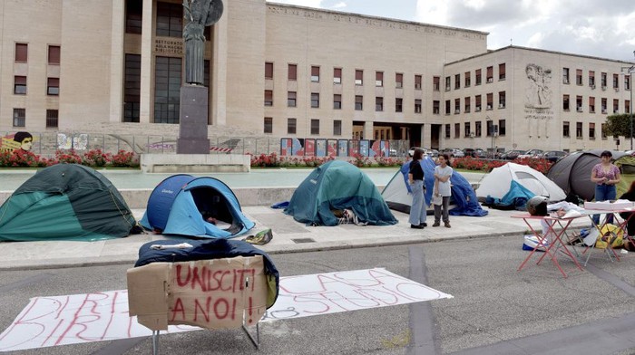 ROME, ITALY - MAY 11: Students of the Sapienza University of Rome protest against high rents by sleeping in tents in front of the statue of Minerva,on May 11, 2023 in Rome, Italy.Students across Italy have been camping out in front of their universities to protest the exorbitant cost of renting accommodation. (Photo by Simona Granati - Corbis/Corbis via Getty Images)