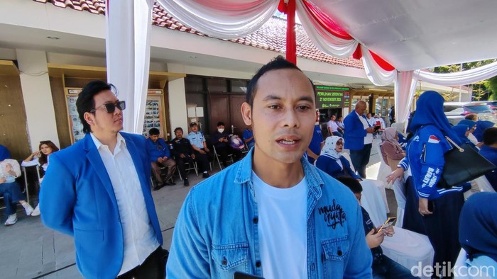 Mantan pemain Persib Bandung Atep mendaftar Bacaleg ke KPU Jabar, Jumat (12/5/2023)