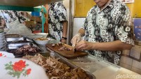 Kedai soto ini tak pernah sepi pembeli, terutama di waktu sarapan hingga jam makan siang. Pelanggan setianya turun temurun selalu antre membeli soto di tempat ini. Foto: detikFood