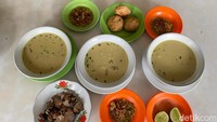 Soto ayam Medan di sini 100% pakai santan. Serta bumbu dan rempah seperti kunyit, bawang merah dan putih, kemiri, ketumbar hingga serai.  Foto: detikFood
