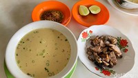  Seporsi soto ayam di sini harganya Rp (33.000) untuk satu lauk, bisa pilih mau potongan daging ayam atau paha. Bisa juga tambah topping ati ampela atau paru seporsi Rp 20.000. Pelayanannya pun cepat meski pengunjungnya ramai. Foto: detikFood