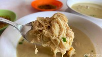  Yang paling unik tentu saja tekstur daging ayamnya. Rasanya tetap enak, meski sudah digoreng garing, dan tekstur dagingnya lembut halus mirip seperti abon ayam disiram kuah soto. Foto: detikFood