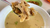 Begitu juga dengan suwiran daging paha ayamnya, tetap lembut dan juicy meski sudah tersiram kuah soto santan yang sedap. Foto: detikFood