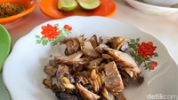 Potongan ati ampelanya juga royal, digoreng garing, jika disuap dengan kuah soto rasanya tetap enak. Foto: detikFood