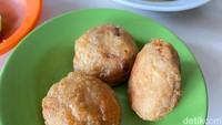 Jangan lupa tambahkan perkedel kentangnya (Rp 5.000) yang masih hangat. Oh ya nasi putih bisa dipesan secara terpisah di sini (Rp 5.000). Foto: detikFood