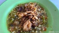 Penggemar pedas, wajib makan soto ini dengan sambal hijau rawitnya yang pedas dan taburan bawang goreng gurihnya.  Foto: detikFood