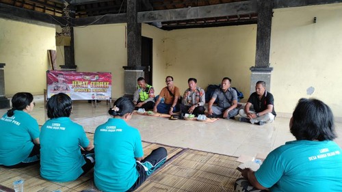 Kapolsek Marga AKP I Wayan Suta Arcana dan sejumlah kanit di Polsek Marga memberikan imbauan terkait maraknya kasus bunuh diri dalam kegiatan Jumat Curhat, Jumat (12/5/2023).
