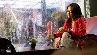 Pemeran film The Doll 3 ini tampaknya menyukai kopi. Ini momen ngopi Masayu di sebuah kafe. Foto: Instagram @masayuanastasia