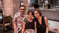 Mantan pasangan ini juga tampak bahagia ketika merayakan ulang tahun sang anak beberapa tahun lalu. Mereka merayakan di restoran sambil membawa kue yang besar. Foto: Instagram @masayuanastasia