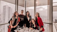 Masayu sering terlihat berkumpul dengan rekan sesama artis. Ini momen mereka menikmati makanan di restoran mewah. Foto: Instagram @masayuanastasia