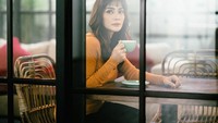 Momen ngopi Masayu ini ketika dirinya berada di Tuang Coffee. Ia berpose keren sambil menikmati secangkir latte. Foto: Instagram @masayuanastasia