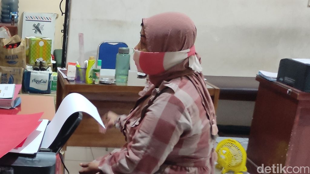 Masriah, emak-emak yang melempar air kencing hingga tinja ke rumah tetangga saat diperiksa polisi