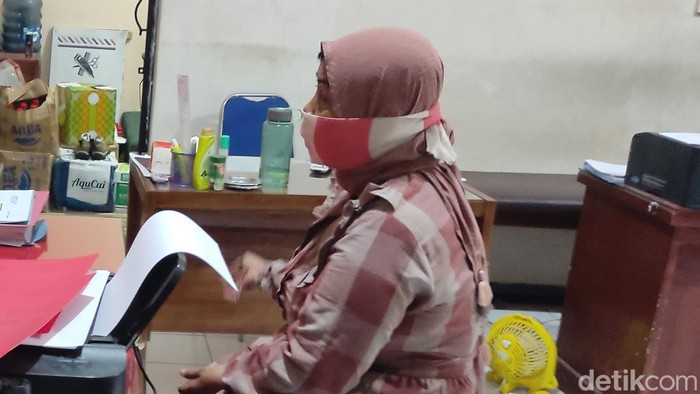 Masriah, emak-emak yang melempar air kencing hingga tinja ke rumah tetangga saat diperiksa polisi