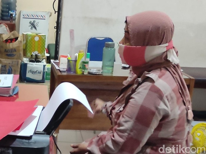 Masriah, emak-emak yang melempar air kencing hingga tinja ke rumah tetangga saat diperiksa polisi