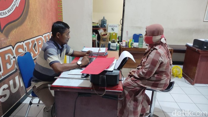 Masriah, emak-emak yang menyiram kencing dan tinja ke rumah tetangga saat diperiksa polisi