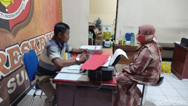 Masriah, emak-emak yang menyiram kencing dan tinja ke rumah tetangga saat diperiksa polisi