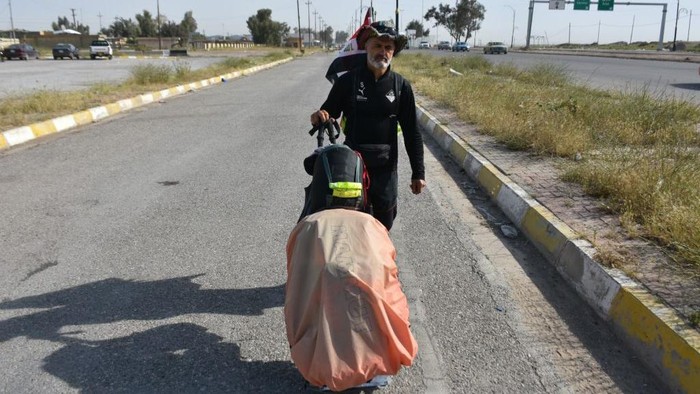 Masya Allah, Pria Ini Jalan Kaki dari Austria ke Mekkah untuk Ibadah Haji KIRKUK, IRAQ - APRIL 28: Bosnian Muslim Envar Beganovic, who started walking from Austria on November 18, 2022 in order to perform pilgrimage by arriving in Saudi Arabia's Mecca, arrives in Kirkuk, Iraq on April 28, 2023. (Photo by Ali Makram Ghareeb/Anadolu Agency via Getty Images)