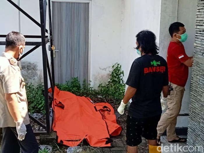 Mayat pria tanpa identitas dievakuasi dari bangunan kosong di tepi jalan Jogja-Solo samping Kantor Kecamatan Delanggu, Klaten, Jumat (12/5/2023).
