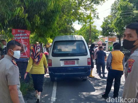 Mayat pria tanpa identitas dievakuasi dari bangunan kosong di tepi jalan Jogja-Solo samping Kantor Kecamatan Delanggu, Klaten, Jumat (12/5/2023).