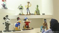 Pengunjung berswafoto dengan action figure yang dipamerkan di galeri Statue4Heroes di Lotte Mall Jakarta, Kamis (11/5/2023). Foto: Rifkianto Nugroho/ detikcom