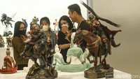 Meski memiliki harga yang cukup fantastis, pengunjung dapat melihat-lihat koleksi action figure di sini secara cuma-cuma loh. Foto: Rifkianto Nugroho/ detikcom