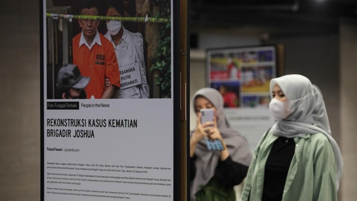 Warga mengamati foto yang dipajang pada pameran Anugerah Pewarta Foto Indonesia (APFI) 2023 di ruang bawah tanah Alun-Alun Surabaya, Jawa Timur, Jumat (12/5/2023). Sebanyak 20 foto tunggal dan 15 foto essay dipamerkan dalam acara tahunan yang berlangsung sampai 18 Mei 2023. ANTARA FOTO/Didik Suhartono/nym.