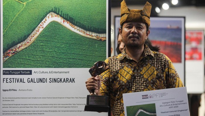 Warga mengamati foto yang dipajang pada pameran Anugerah Pewarta Foto Indonesia (APFI) 2023 di ruang bawah tanah Alun-Alun Surabaya, Jawa Timur, Jumat (12/5/2023). Sebanyak 20 foto tunggal dan 15 foto essay dipamerkan dalam acara tahunan yang berlangsung sampai 18 Mei 2023. ANTARA FOTO/Didik Suhartono/nym.