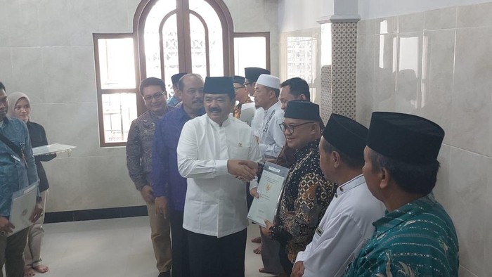 Menteri ATR/BPN Hadi Tjahjanto Bagikan Sertifikat Tanah di Yogya