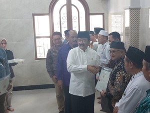 Menteri ATR/BPN Serahkan 75 Sertifikat Tanah Wakaf di Yogyakarta