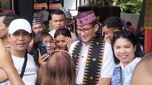 Menteri Pariwisata dan Ekonomi Kreatif Sandiaga Salahuddin Uno dikerubuti pelaku UMKM saat mengunjungi Pameran UMKM di Gua Batu Cermin. (Ambrosius Ardin)