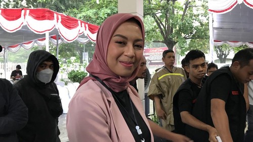 Mirah Midadan Fahmid saat mendaftar sebagai bacaleg DPD di KPU NTB pada Kamis (11/5/2023).
(Foto: Helmy Akbar/detikBali)