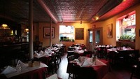 Bridge Cafe terletak di kota New York, Amerika yang punya sejarah kelam. Dulunya, tempat ini dijadikan rumah bordil yang menjadi sumber aktivitas paranormal seperti penampakan hingga bau busuk. Foto: Pool/Site