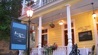 Restoran Poogans Porch punya banyak kisah seram. Banyak pengunjung yang melihat sosok pria menghantui rumah makan, ada juga yang melihat sosok pria berpakaian hitam tengah mencari adik perempuannya di ruang makan depan. Foto: Pool/Site