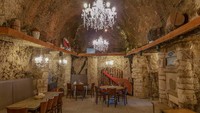 Marsden Grotto Restaurant terletak di pinggir Pantai South Shields, Inggris. Restoran dengan konsep gua ini, sering digentayangi hantu misterius yang gemar menerbangkan dan memindahkan barang-barang di sana.  Foto: Pool/Site