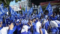 Pantauan detikcom di lokasi, Jumat (12/5/2023), rombongan tiba di Kantor KPU pada pukul 14.06 WIB. Mereka tampak mengenakan seragam partai senada berwarna biru.