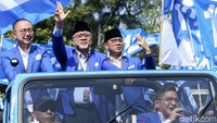 Selain itu, hadir pula Sekjen PAN Eddy Soeparno, Waketum PAN Viva Yoga Mauladi, Yandri Susanto.