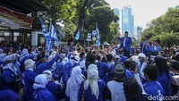 Kader Partai Amanat Nasional (PAN) tiba di Kantor KPU RI, Jakarta Pusat. Kedatangan PAN untuk mendaftarkan bakal calon legislatif (bacaleg) Pemilu 2024.
