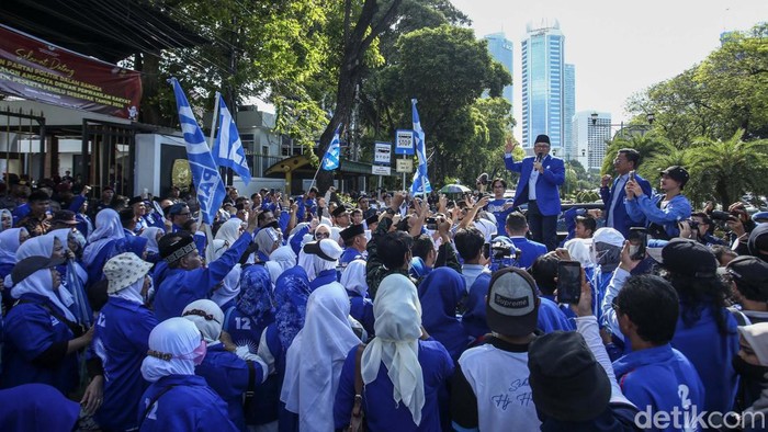 Momen Zulhas Daftar Bacaleg PAN ke KPU Kader Partai Amanat Nasional (PAN) tiba di Kantor KPU RI, Jakarta Pusat. Kedatangan PAN untuk mendaftarkan bakal calon legislatif (bacaleg) Pemilu 2024.