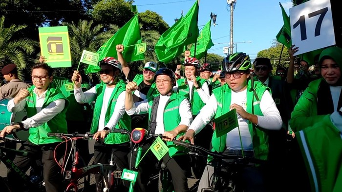Jajaran petinggi Partai Persatuan Pembangunan (PPP) mendatangi kantor KPU RI. Kedatangan mereka hendak mendaftarkan bakal calon legislatif (bacaleg) Pemilu 2024.