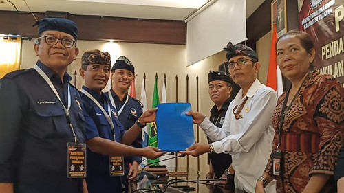 Sekretaris dan Ketua DPD Partai NasDem Tabanan (dari kiri ke kanan), I Gusti Ngurah Sanjaya dan Ida Bagus Putu Widiadnyana, saat menyerahkan dokumen bacaleg DPRD kabupaten di KPU Tabanan, Kamis (11/5/2023).