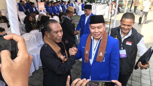 Ketua DPW PAN NTB Muazzim Akbar (kanan) saat bertemu Ketua DPW Partai Ummat NTB Yuliadin di Kantor KPU NTB pada Jumat (12/5/2023).