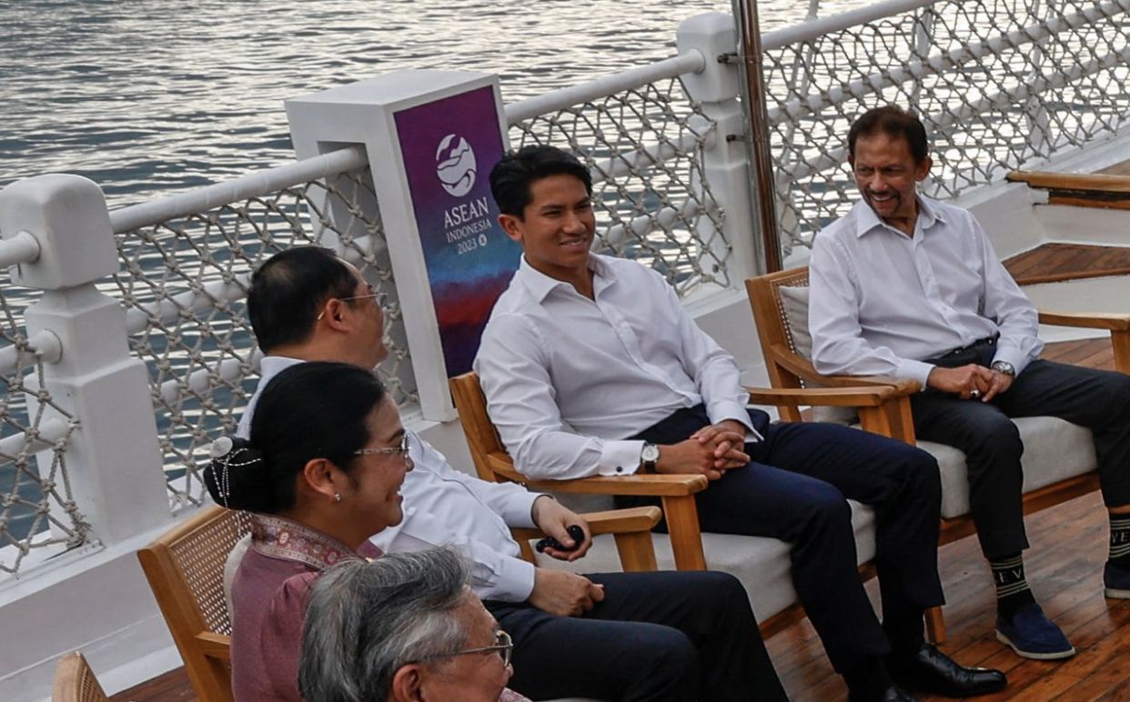 Pangeran Mateen (kedua kanan) di Labuan Bajo, NTT, Indonesia. (MAST IRHAM/POOL/AFP via Getty Images)