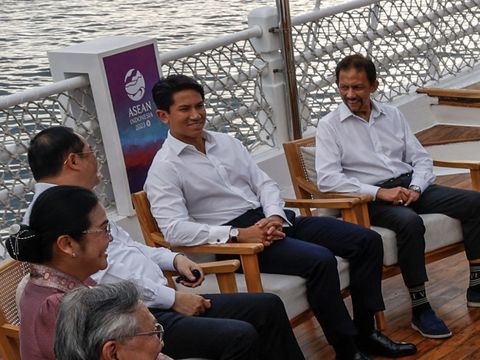 Pangeran Mateen (kedua kanan) di Labuan Bajo, NTT, Indonesia. (MAST IRHAM/POOL/AFP via Getty Images)