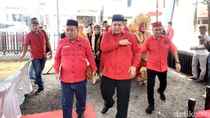 PDIP Asahan saat tiba di kantor KPU mendaftarkan bacaleg.
