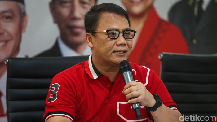 Ketua Tim Koordinasi Relawan Pemenangan Pilpres PDI Perjuangan (TKRPP - PDI Perjuangan) Ahmad Basarah (kedua kanan) berjabat tangan dengan Wakil Ketua TKRPP Adian Napitupulu (kanan), Sekertaris TKRPP Deddy Yevri  Sitorus (kedua kiri) dan Wakil Sekertaris TKRPP Riezky Aprilia (kiri) usai memberikan keterangan pers terkait tim koordinasi relawan pemenangan Pilpres 2024 di Jakarta, Jumat (12/5/2023).