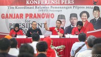 Ketua Tim Koordinasi Relawan Pemenangan Pilpres PDI Perjuangan (TKRPP - PDI Perjuangan) Ahmad Basarah (kedua kanan) berjabat tangan dengan Wakil Ketua TKRPP Adian Napitupulu (kanan), Sekertaris TKRPP Deddy Yevri  Sitorus (kedua kiri) dan Wakil Sekertaris TKRPP Riezky Aprilia (kiri) usai memberikan keterangan pers terkait tim koordinasi relawan pemenangan Pilpres 2024 di Jakarta, Jumat (12/5/2023).   