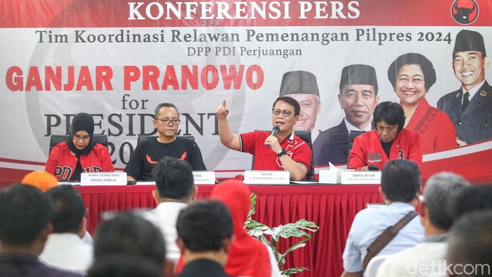 Ketua Tim Koordinasi Relawan Pemenangan Pilpres PDI Perjuangan (TKRPP - PDI Perjuangan) Ahmad Basarah (kedua kanan) berjabat tangan dengan Wakil Ketua TKRPP Adian Napitupulu (kanan), Sekertaris TKRPP Deddy Yevri  Sitorus (kedua kiri) dan Wakil Sekertaris TKRPP Riezky Aprilia (kiri) usai memberikan keterangan pers terkait tim koordinasi relawan pemenangan Pilpres 2024 di Jakarta, Jumat (12/5/2023).