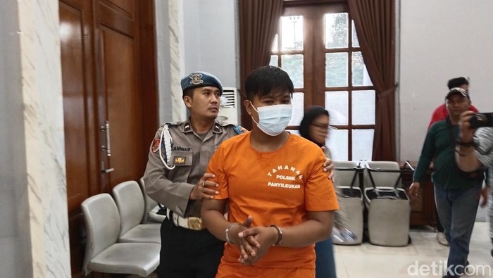 Pedagang baju bekas yang ancam pelanggannya dengan pisau.