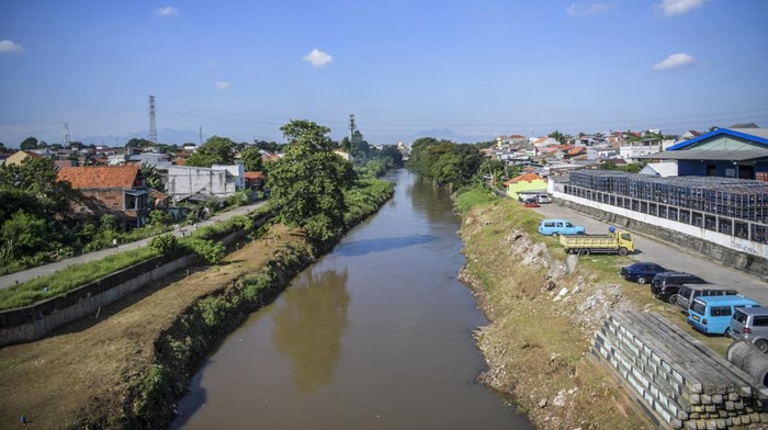 Pembebasan lahan normalisasi kali Ciliwung Deretan rumah warga berdiri di pinggir Kali Ciliwung di Rawajati, Jakarta, Jumat (12/5/2023). Pejabat (Pj) Gubernur DKI Jakarta Heru Budi Hartono akan mempercepat pembebasan lahan di Rawajati, Pancoran, Jakarta Selatan dengan menargetkan sebanyak 6,45 hektare pada empat kelurahan yang terletak di bantaran Kali Ciliwung guna mengatasi banjir. ANTARA FOTO/Galih Pradipta/foc.