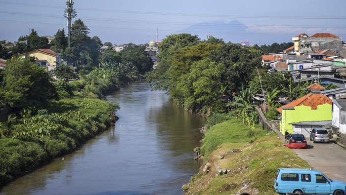 Pembebasan lahan normalisasi kali Ciliwung Deretan rumah warga berdiri di pinggir Kali Ciliwung di Rawajati, Jakarta, Jumat (12/5/2023). Pejabat (Pj) Gubernur DKI Jakarta Heru Budi Hartono akan mempercepat pembebasan lahan di Rawajati, Pancoran, Jakarta Selatan dengan menargetkan sebanyak 6,45 hektare pada empat kelurahan yang terletak di bantaran Kali Ciliwung guna mengatasi banjir. ANTARA FOTO/Galih Pradipta/foc.